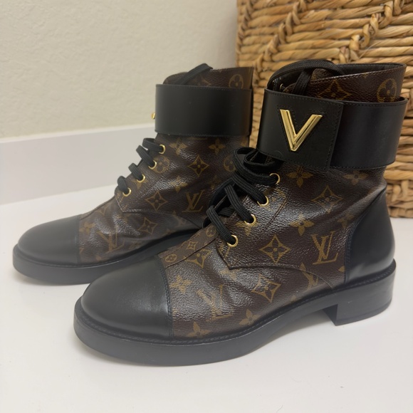 LOUIS VUITTON Woman Calfskin Monogram Wonderland Flat Ranger Boots Black. - Picture 8 of 16